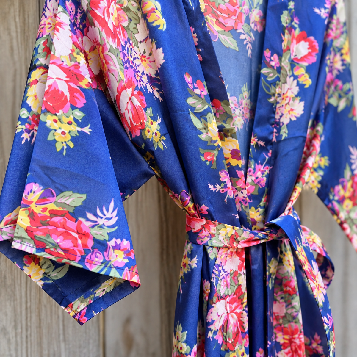 Detalle de Bata floral azul con cinturón del mismo estampado