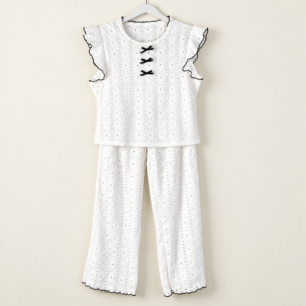 Pijama blanco de dos piezas con lazos negros — P1