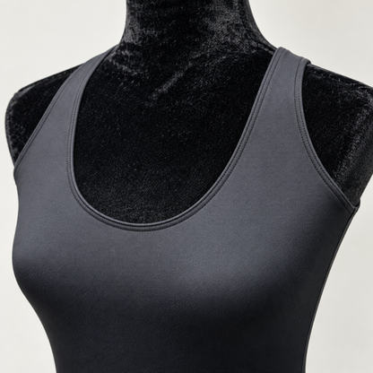 Detalle de Leotardo negro de danza con cuello halter