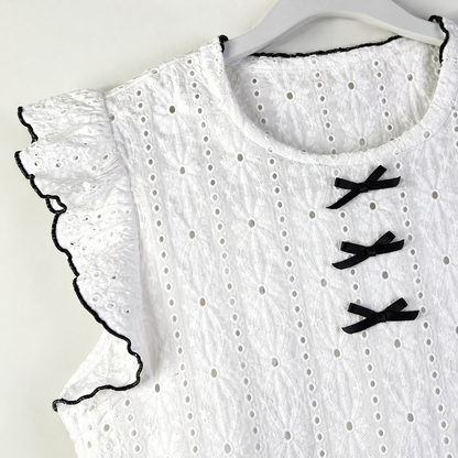 Detalle de Pijama blanco de dos piezas con lazos negros