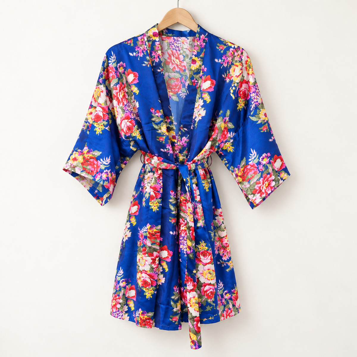 Bata floral azul con cinturón del mismo estampado — P1