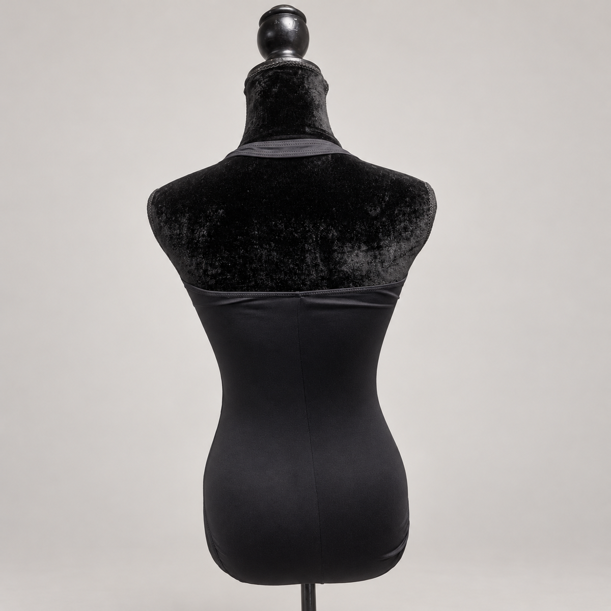 Leotardo negro de danza con cuello halter — D1