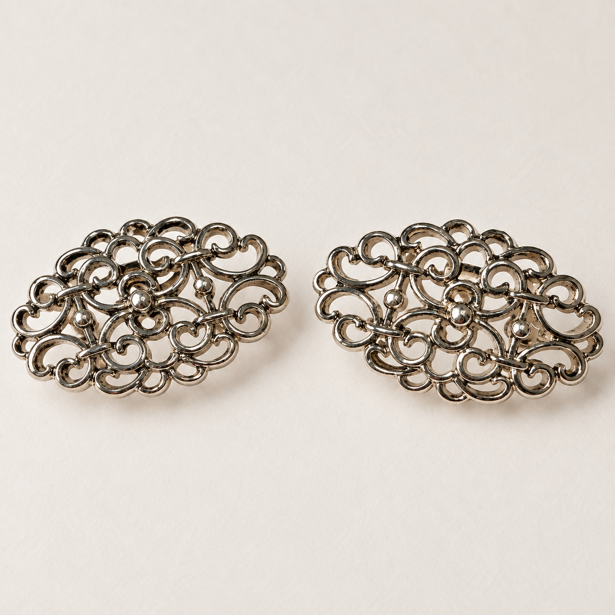 Par de clips ovalados para decorar calzado — P1